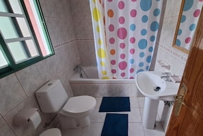 A bathroom with a toilet, bidet, bathtub, and sink. - Lovely Private House in Taganana - Anaga Rural Park (Santa Cruz de Tenerife)