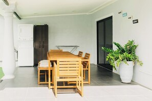 屋外ダイニングエリア