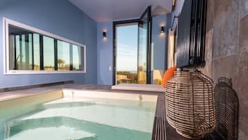 Een binnenzwembad en een verwarmd zwembad