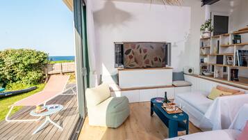 Smart-tv, een open haard, een dvd-speler en boeken