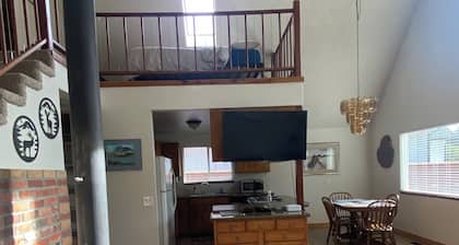 Vintage A frame home in Florence! 2 bedroom 3 beds, sleeps 6.