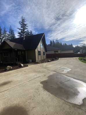 Property grounds - Vintage A frame home in Florence! 2 bedroom 3 beds, sleeps 6. (Florence)