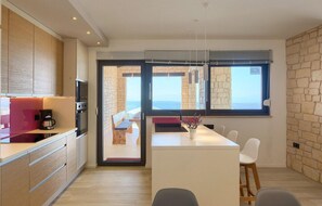 Kühlschrank, Ofen, Geschirrspüler, Wasserkocher mit Kaffee-/Teezubehör