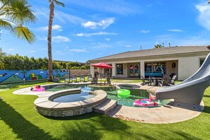 Outdoor pool, a heated pool, pool umbrellas, pool loungers - Super Mario Hideout Desert Dream (Indio)