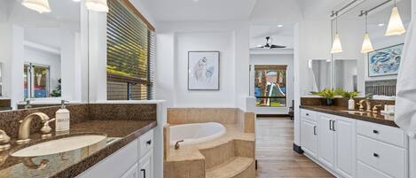 Un baño moderno con un lavamanos grande, una bañera y una ducha a ras de suelo.