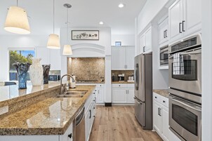 Villa | Cocina privada | Frigorífico grande, microondas, horno y placa de cocina