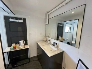 Dusj, hårføner, håndklær og såpe