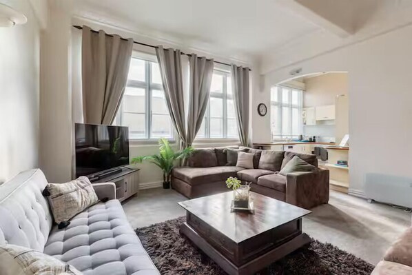 Smart-TV, Bücher, Musikbibliothek, Videothek