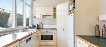 The Nest - Central, Sunny & Spacious Loft