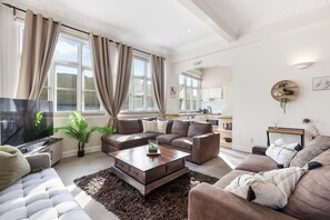 Smart TV, books, music library, video library - The Nest - Central, Sunny & Spacious Loft (Te Aro)