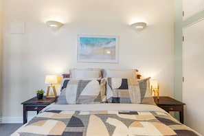 1 bedroom, desk, iron/ironing board, travel cot - The Nest - Central, Sunny & Spacious Loft (Te Aro)