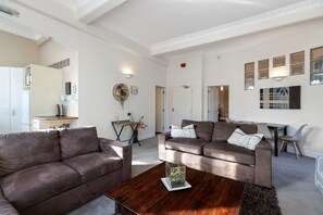Smart-tv, böcker, ett musikbibliotek och ett filmbibliotek