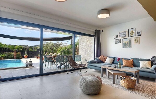 Tv och ett bordtennisbord