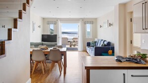 Un interior moderno con comedor, cocina y sala de estar.