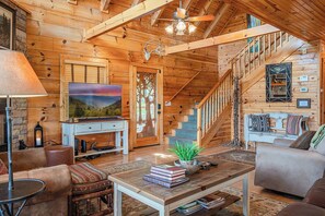 Smart TV, fireplace, DVD player, books - Epic Views + Game Room + Hot Tub | Bear’s Lookout (Gatlinburg)