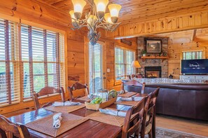 Dining - Epic Views + Game Room + Hot Tub | Bear’s Lookout (Gatlinburg)