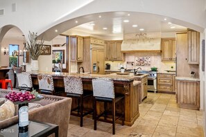 Fridge, microwave, oven, stovetop - Tuscan Style Wine Country Getaway (Paso Robles)