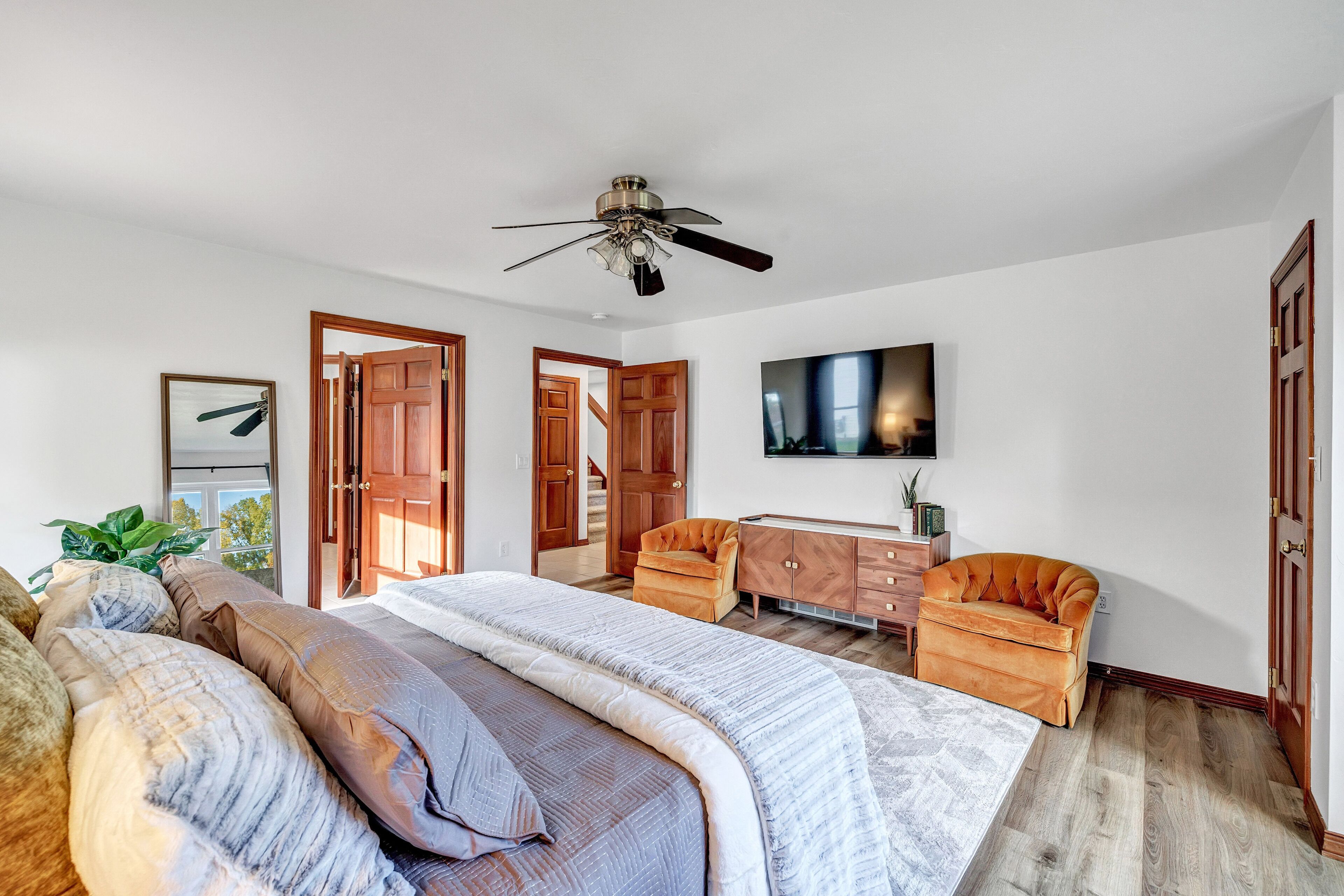 4 bedrooms, iron/ironing board, WiFi, bed sheets