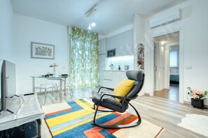 TV - Near the MIND neighborhood, the Milano Laghi highway, and in front of the Milano Certosa station near Rho Fiera, there's the two-room apartment with garage and garden at Casa Certosa&Mind, a new and welcoming space for three guests. Bright, with ground f (Milan)