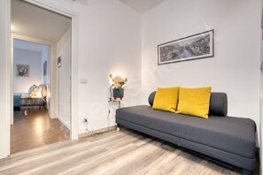 TV - Near the MIND neighborhood, the Milano Laghi highway, and in front of the Milano Certosa station near Rho Fiera, there's the two-room apartment with garage and garden at Casa Certosa&Mind, a new and welcoming space for three guests. Bright, with ground f (Milan)