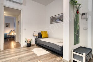 1 dormitorio, escritorio, tabla de planchar con plancha y wifi