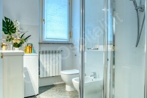 Ducha, bidet, shampoo