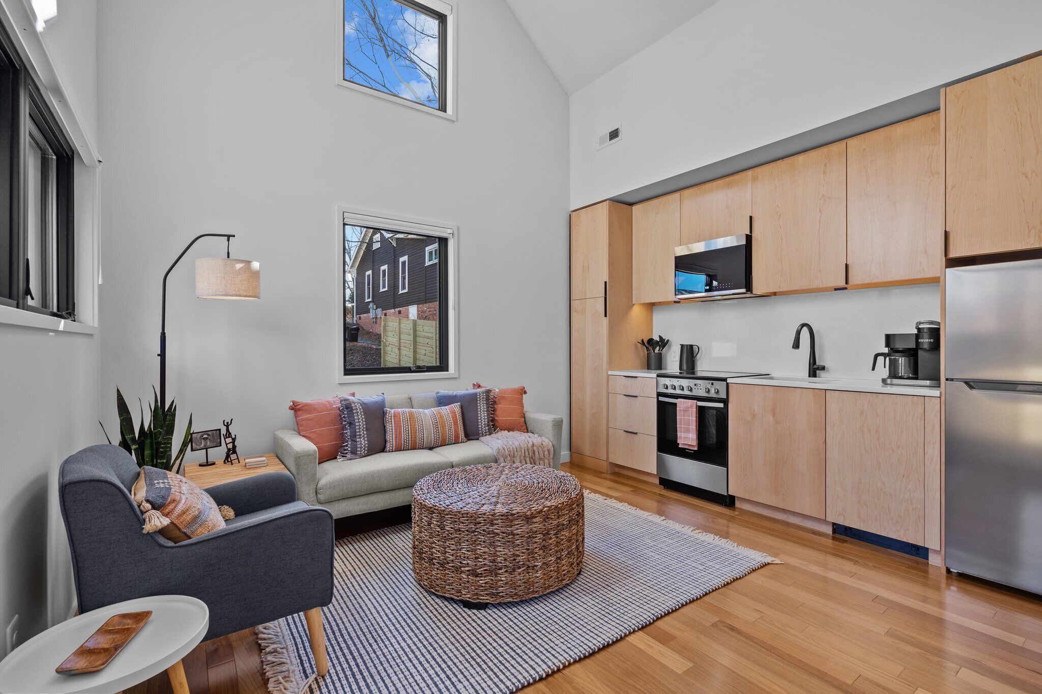 Un apartamento moderno con sala de estar, cocina y comedor.