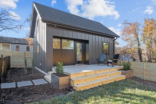 Tiny Home a fantastic Location close to 9th Street!