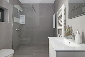 Een douche, een haardroger, handdoeken