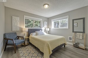2 bedrooms, desk, WiFi, bed sheets