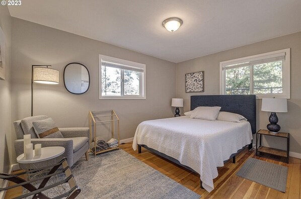 2 bedrooms, desk, WiFi, bed sheets