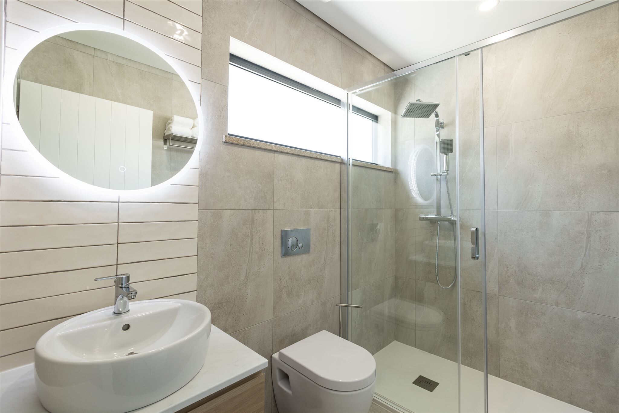 Deluxe Apartment | Bathroom | Hair dryer, towels