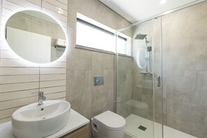 Apartamento Deluxe | Baño | Secador de pelo y toallas