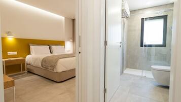 ๋๋ญ์ค ์ํํธ | 1 ๊ฐ์ ์นจ์ค, ์ฑ
์, ๋
ธํธ๋ถ ์์
๊ณต๊ฐ, ์๋ง ์ปคํผ