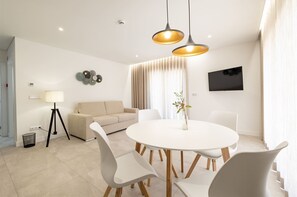 Deluxe Apartment | Living area | Flat-screen TV, heated floors - Be Alva (Oliveira do Hospital)