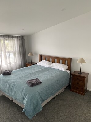 4 bedrooms, iron/ironing board, free WiFi, bed sheets