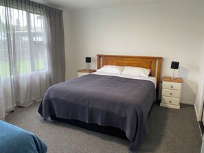 5 bedrooms, iron/ironing board, free WiFi, bed sheets - Spacious, modern, centrally located house. (Geraldine)