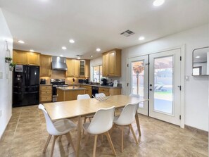 Fridge, microwave, oven, stovetop - Chandler Oasis with Pool & Hot Tub (Chandler)