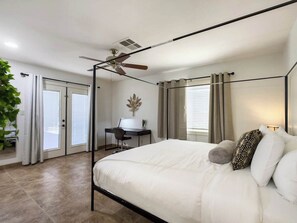 3 bedrooms, iron/ironing board, travel cot, WiFi - Chandler Oasis with Pool & Hot Tub (Chandler)