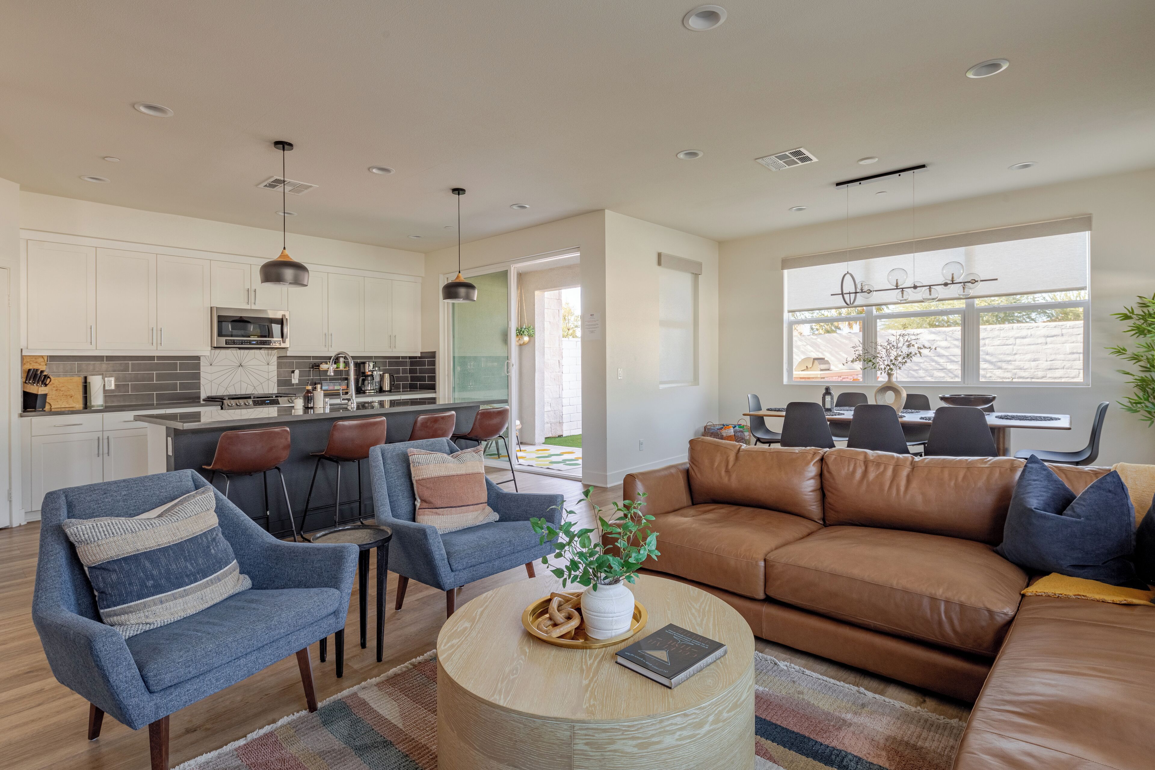 智能电视、壁炉、电子游戏、书