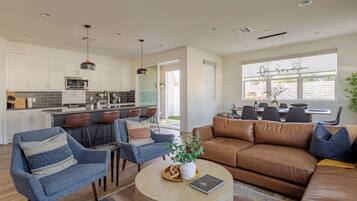 智能电视、壁炉、电子游戏、书