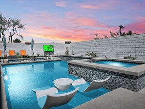 Alberca al aire libre y alberca climatizada