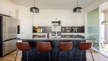 冰箱、微波炉、烤箱、炉灶