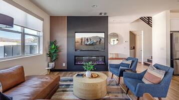 Smart TV, chimenea, videojuegos y libros