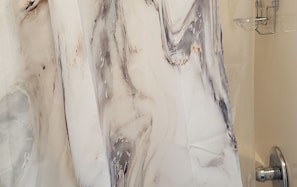 Regadera, amenidades de baño ecológicas, secadora de cabello, toallas