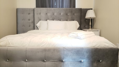2 bedrooms, desk, iron/ironing board, free WiFi. Cozy Upper 2 bedroom apartment >Free Wi-Fi and parking - 2nd floor-private space