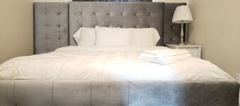 Cozy Upper 2 bedroom apartment >Free Wi-Fi and parking - 2nd floor-private space