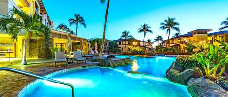 Alberca al aire libre, alberca con cascada y sombrillas en la alberca