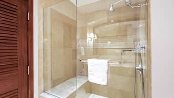 Apartment (3 Bedrooms) | Badezimmer