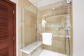 Appartement (3 Bedrooms) | Badkamer | Een douche, designer toiletartikelen, handdoeken, toiletpapier